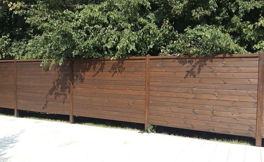 Забор №35 - горизонтальный сплошной с планкой