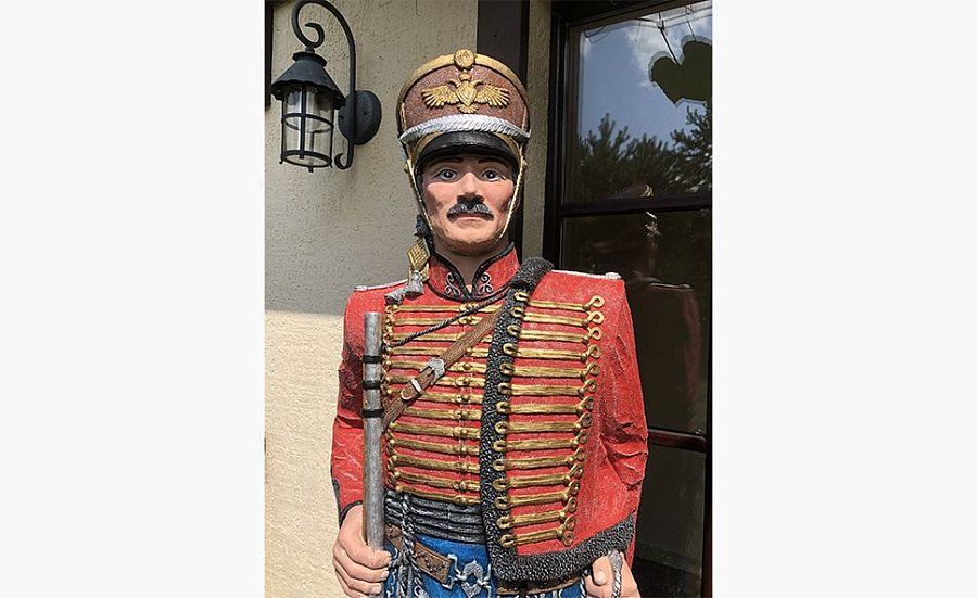 Садовая фигура Гусар в красном