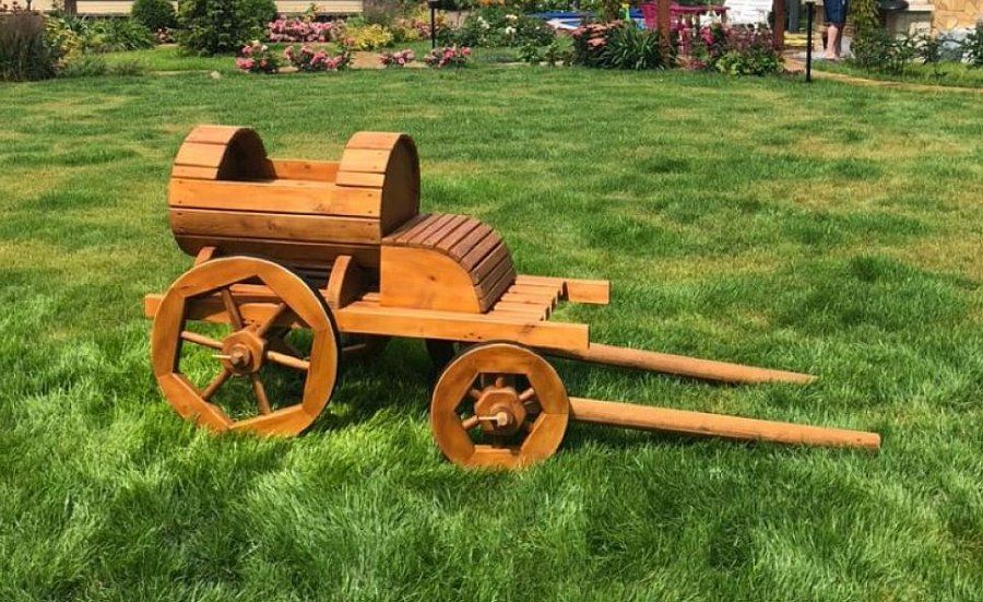 Телега деревянная садовая с бочонком