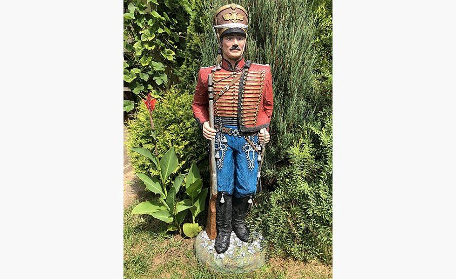 Садовая фигура Гусар в красном