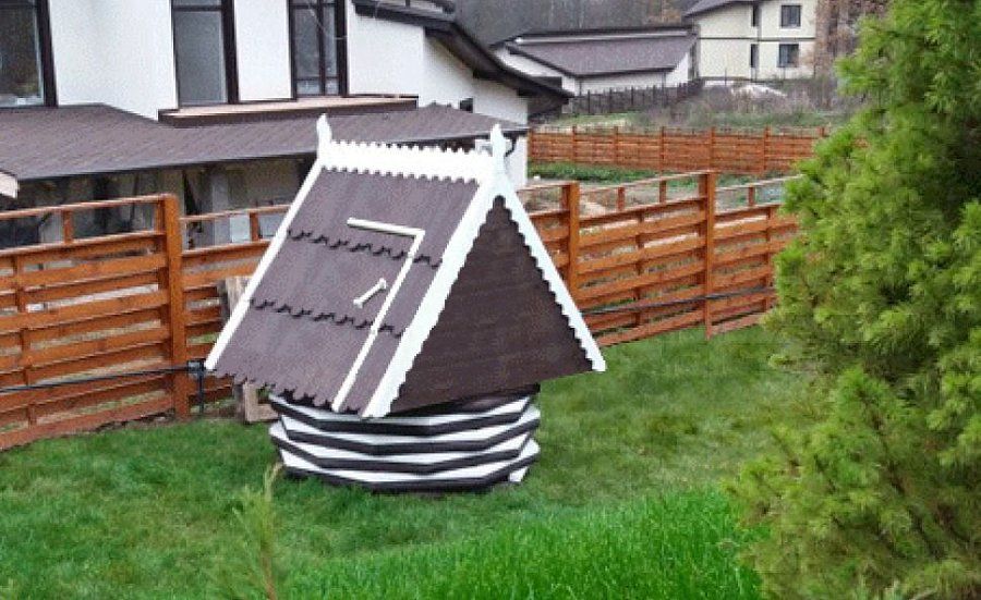 Колодезный домик с крышей из дерева