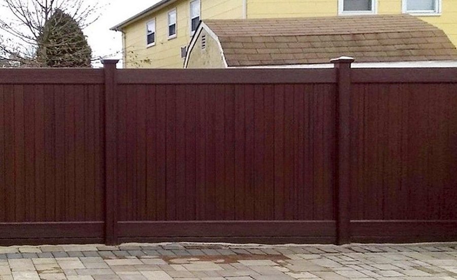 Забор №50 - вертикальный сплошной с планкой 2