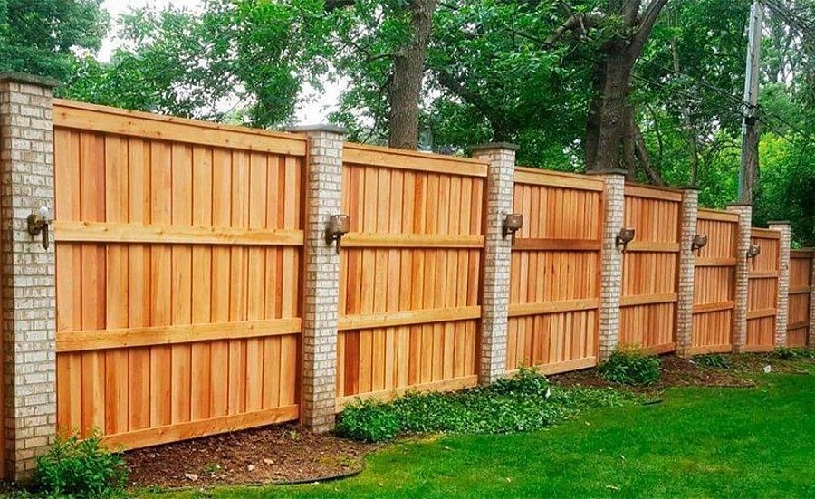 Забор №18 - сплошной вертикальный с планкой